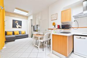 a kitchen and living room with a table and chairs at Studio Appartement Quartier Musée du Louvre 3 Free Netflix in Paris