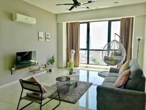Tanjong TokongにあるSea Breeze Haven 2BR Seaview w Bathtub 海风乐园海景套房 by Minsùのソファとテレビのあるリビングルーム