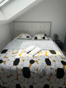 Cama ou camas em um quarto em Appartement Bes,, Attique neuf avec confort