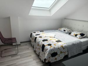 Cama ou camas em um quarto em Appartement Bes,, Attique neuf avec confort