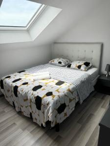 Cama ou camas em um quarto em Appartement Bes,, Attique neuf avec confort