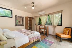 a bedroom with a bed and a desk and a chair at Lovely Villa 1-BR Villa Miguel in Chemuyil