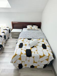 Cama ou camas em um quarto em Appartement Bes,, Attique neuf avec confort