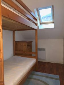 a bedroom with two bunk beds and a window at T2 Cabine 4 à 6 pers Vue Montagne et Piscine in Vignec