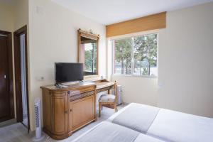 Televízia a/alebo spoločenská miestnosť v ubytovaní Alda Cabanas Playa