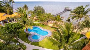 Bazén v ubytování Cosian Bay Phu Quoc Resort nebo v jeho okolí