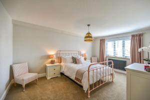 Ένα ή περισσότερα κρεβάτια σε δωμάτιο στο Xanadune Beach House by Bloom Stays