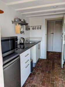 Kuchyň nebo kuchyňský kout v ubytování No1 The yard, Regilbury Court, Winford