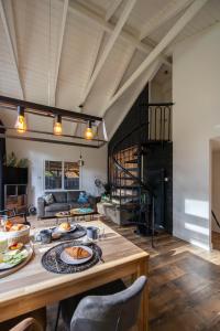 DoornspijkにあるVakantiehuis Veluws Genieten met whirlpool en saunaの食べ物が置かれたテーブルのあるリビングルーム