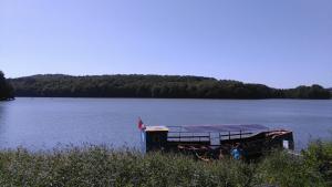 un barco sentado a un lado de un lago en Stamford House, en Ostrzyce