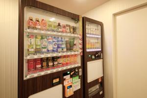 Richmond Hotel Premier Tokyo Schole في طوكيو: آلة بيع مليئة بالكثير من المشروبات +95 صورة
