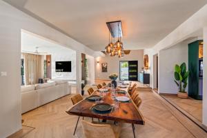 Jan ThielにあるLa Casa Blanca Curaçaoのテーブルと椅子のあるダイニングルームとリビングルーム