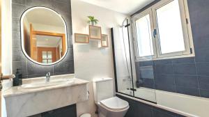Koupelna v ubytování Floor 29 - Two-bedroom apartment with Sea Views + 28 fotografií