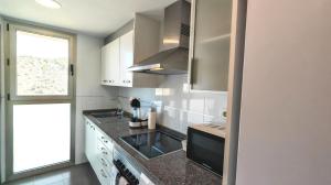 Kuchyň nebo kuchyňský kout v ubytování Floor 29 - Two-bedroom apartment with Sea Views