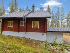 a small wooden house with a gambrel roof at Holiday Home Villa uuttu by Interhome in Pyhätunturi
