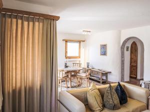 Prostor za sedenje u objektu Apartment Chesa Trais Dschembers by Interhome