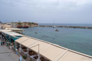 Limín KhersonísouにあるEnplo Apartmentsの川に浮かぶボートの景色