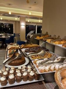 カイロにあるMarwa Palace Hotel Cairoの様々なペストリーやケーキを取り揃えたビュッフェ