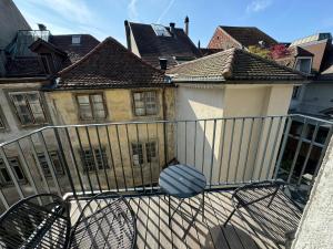 an outdoor balcony with chairs and a building at Charmante Altstadtwohnung 2 OG in Solothurn