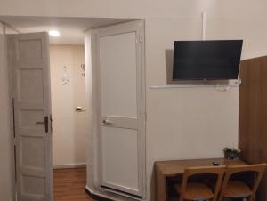 A television and/or entertainment centre at Al Duomo