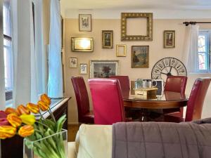 Posezení v ubytování 2-Floor Traditional Prague Apartment