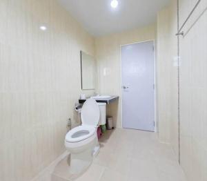 Ban Na PhoにあるNamthip Houseのトイレと洗面台を備えた白いバスルーム +24枚の写真