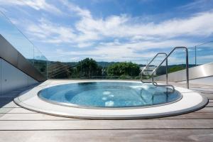 Bazén v ubytování Hotel Belvoir Lake View & Spa nebo v jeho okolí