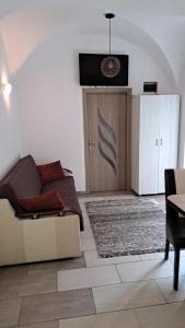 a living room with a couch and a tv at Apartament central V&P in Sibiu