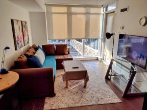 Μια τηλεόραση ή/και κέντρο ψυχαγωγίας στο Downtown Toronto Condo, Free indoor parking with amazing view