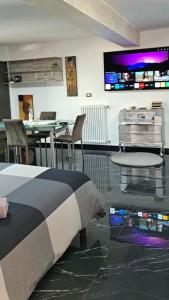 Un dormitorio con una cama, una mesa y un televisor. en Patty house, en LʼAquila