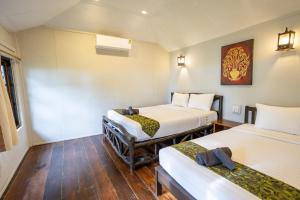 Giường trong phòng chung tại Relax Bay Beach Resort