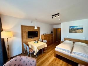 Postel nebo postele na pokoji v ubytování Montana Haus, Fewo A14, A17, B4 oder C8 + 37 fotografií