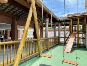 ウバトゥバにあるUbatuba UBA-HOME Apto 116のバルコニーに2本のブランコ付きのポーチ