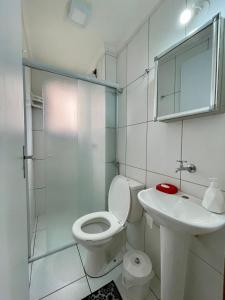 ウバトゥバにあるUbatuba UBA-HOME Apto 116のトイレと洗面台を備えた白いバスルーム