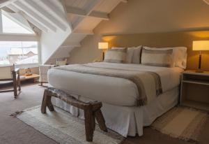 Cama ou camas em um quarto em Los Ponchos Hotel