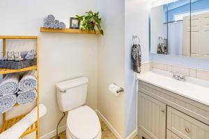 Bilik mandi di 1 Mi to Tubbs Hill and Lake Midtown Home with Yard! +18 gambar