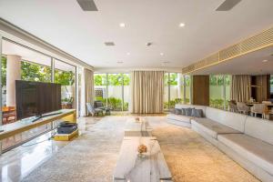 迪拜Palm Haven Luxe 3 Bed Townhouse with Private Pool的配有大沙发和电视的客厅