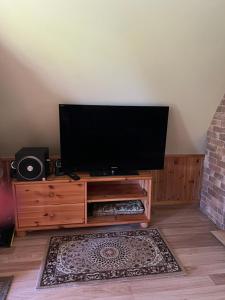 TV a/nebo společenská místnost v ubytování Pirts namiņš Zvaniņi + 10 fotografií