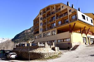 un edificio con un coche aparcado delante en Apartamentos SNÖ Edelweiss, en Cerler