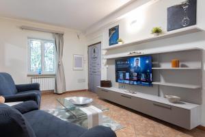 TV a/nebo společenská místnost v ubytování Affittacamere Il Faggio