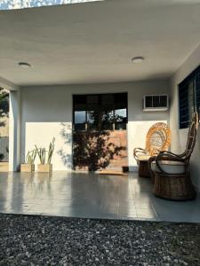 a patio with two chairs and a building at Casa Milos in Santa Rosa de Calamuchita +26 photos