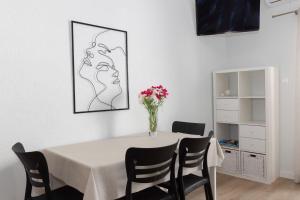 Televízia a/alebo spoločenská miestnosť v ubytovaní Apartments Gianni + 37 fotografií