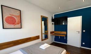 a room with a bed and a picture on the wall at SmartStay Hotel Pumpengasse in Wolfsburg