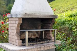 een bakstenen oven in de tuin bij Oberhof Apt Panorama in Vallarga