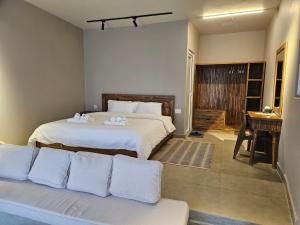 Un pat sau paturi într-o cameră la Hotel Blossom