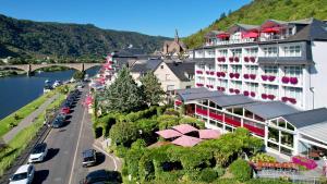 Blick auf eine Stadt mit einem Fluss und Gebäuden in der Unterkunft Moselstern Hotel Brixiade &Triton in Cochem