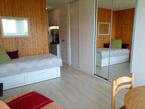 Postel nebo postele na pokoji v ubytování Gîte de Trescadec