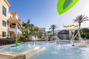 Bazén v ubytovaní Gran Melia Palacio de Isora Resort & Spa alebo v jeho blízkosti
