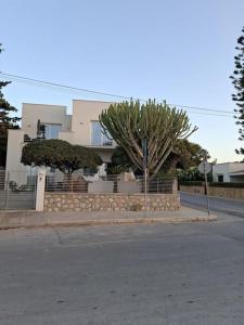 Bygningen som feriehuset ligger i + 6 billeder