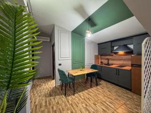 Kuchyň nebo kuchyňský kout v ubytování October apartment